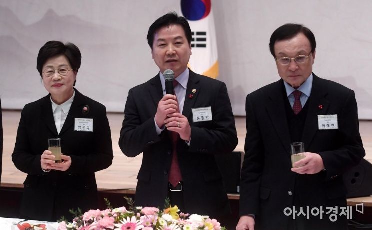 홍종학 중소벤처기업부 장관(가운데)이 9일 서울 중소기업중앙회에서 열린 중소기업인 신년인사회에서 건배사를 하고 있다./김현민 기자 kimhyun81@