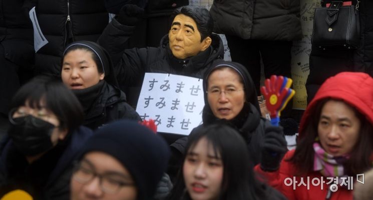 [포토]수요시위 속 아베 일본 총리
