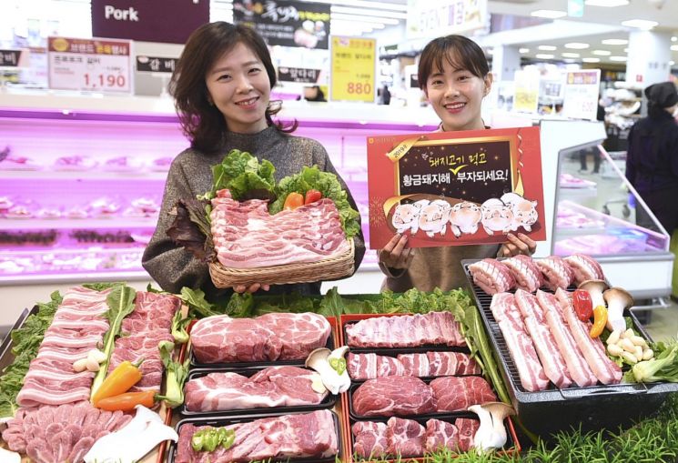 하나로마트, 황금돼지 해 맞아 돼지고기 할인판매…'금 복돼지' 증정