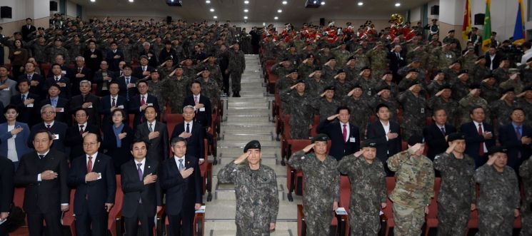 9일 오전 경기도 용인시 지작사 대강당에서 열린 육군 지상작전사령부 창설식에서 정경두 국방부 장관을 비롯한 참석자들이 국민의례를 하고 있다. (사진=연합뉴스)