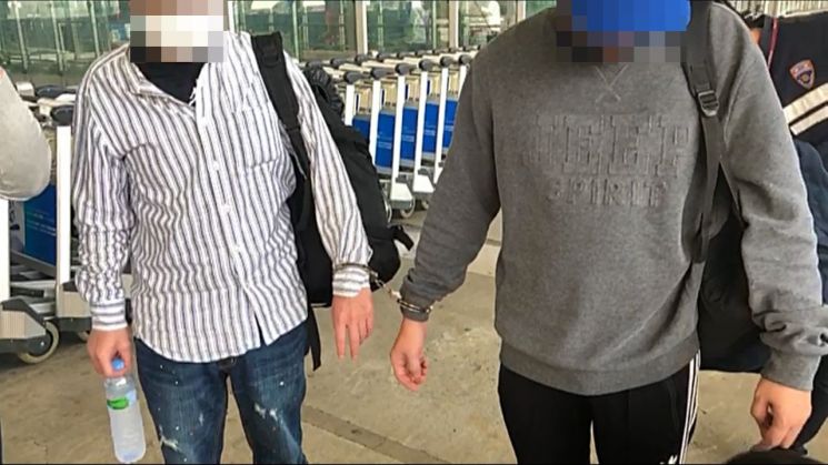 태국에서 체포된 전자발찌 절단 도주범 A(51)씨와 음란사이트 운영자 B(36)씨가 지난 9일 국내에 송환되고 있다./사진=경찰청 제공
