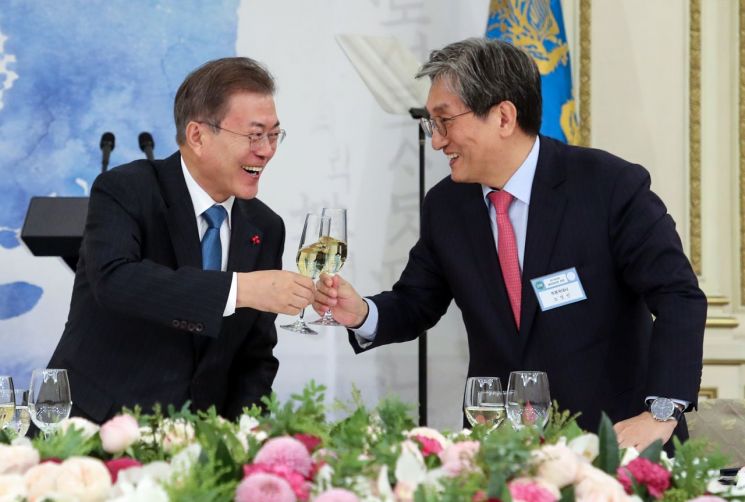 文대통령 "정책실장 뿐 아니라 비서실장도 경제계 인사 만나야" 당부