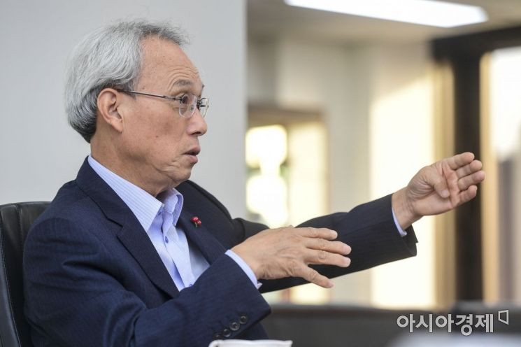 문성현 경제사회노동위원회 위원장이 9일 서울 종로구 경제사회노동위원회 위원장실에서 인터뷰하고 있다./강진형 기자aymsdream@