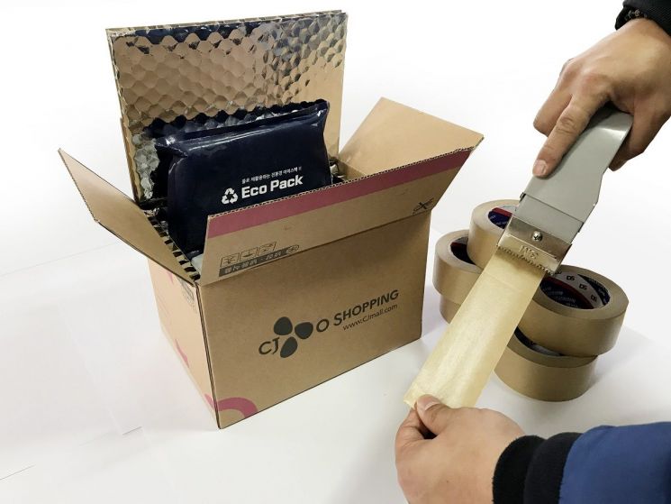 CJ 오쇼핑의 '착한 포장'…직배송 물품에 재활용 가능한 보냉패키지 적용
