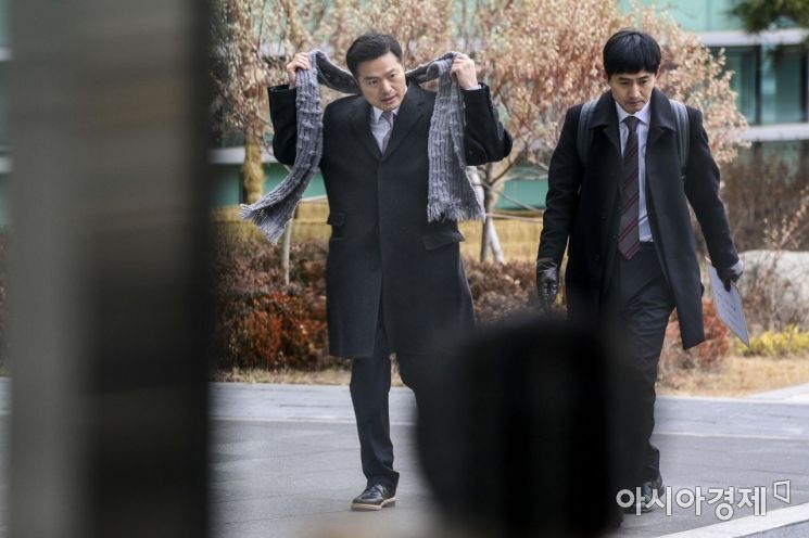 [포토] 동부지검 들어서는 김태우 수사관