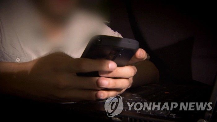 여자 화장실에 뒤따라가 같은 학교 여학생을 불법촬영한 초등학교 6학년 남학생에게 '교내봉사 3시간' 처분이 내려져 논란이 불거진 가운데 촉법소년 제도에 의문을 품는 목소리가 나오고 있다. 사진은 기사 중 특정 표현과 무관./ 사진=연합뉴스