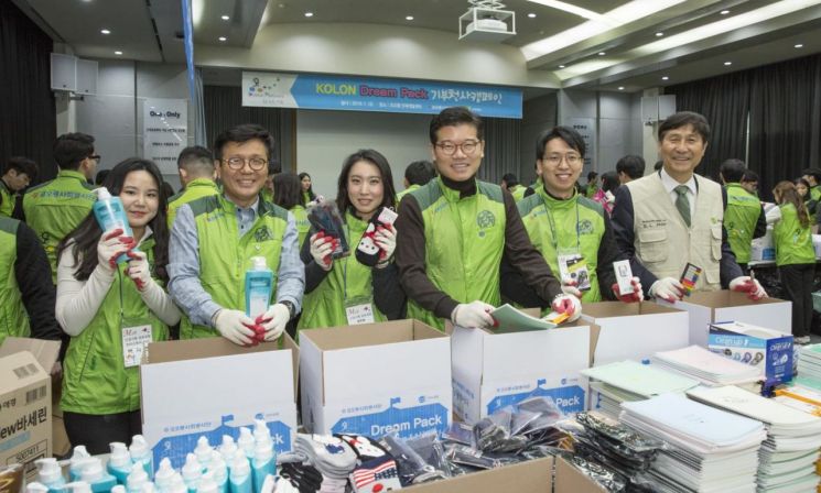 ▲코오롱그룹은 10일 경기 용인에 위치한 코오롱인재개발센터에서 유석진(오른쪽 세번째) 코오롱 사장과 신입사원들이 참석한 가운데 저소득 가정 아이들을 위한 신학기 용품 키트 '드림팩'을 제작했다.