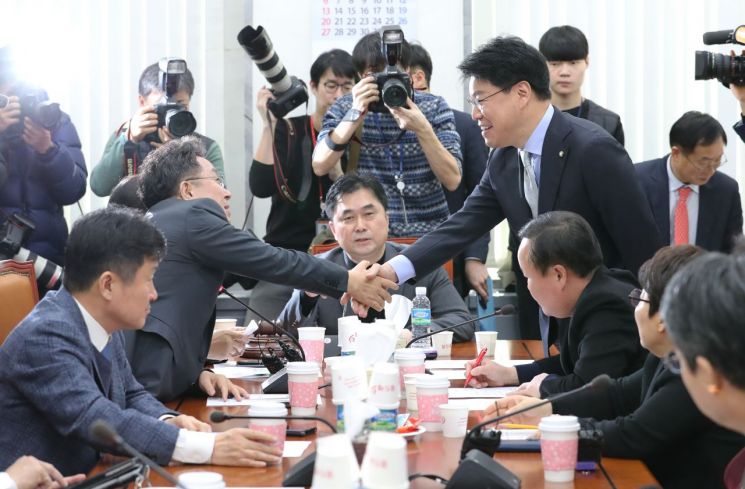 정개특위, 지역구 의석 ‘축소’ 놓고 설전…“진정성 있나” vs “합의되면 당론 추진”