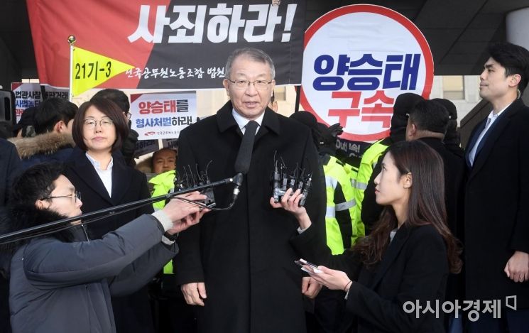 '사법농단' 사건과 직간접적으로 연루된 혐의를 받고 있는 양승태 전 대법원장이 피의자 신분으로 검찰에 출석하는 11일 서울 서초구 대성법원 정문 앞에서 기자회견을 열고 성명을 발표하고 있다./김현민 기자 kimhyun81@