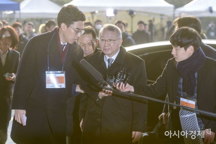[포토] 검찰서 입 꾹 다문 양승태 전 대법원장