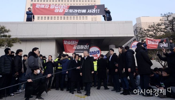 [포토] 양승태 전 대법관, 대법원 앞 기자회견