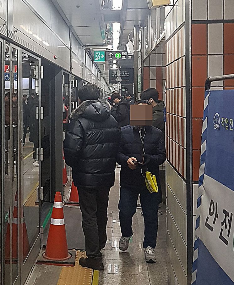 지난 9일 밤 11시 서울 지하철 3호선 을지로3가역 승강장. 저녁 모임을 마친 일부 승객들이 선로 부근에서 비틀거리며 위험한 광경이 펼쳐지기도 했다.