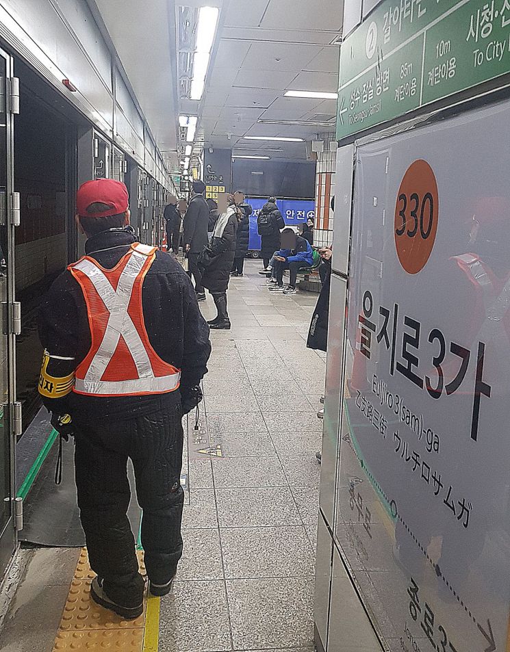 서울 지하철 3호선 을지로3가역 승강장, 안전요원이 안전을 지켜달라며 경고음을 내고 있다.