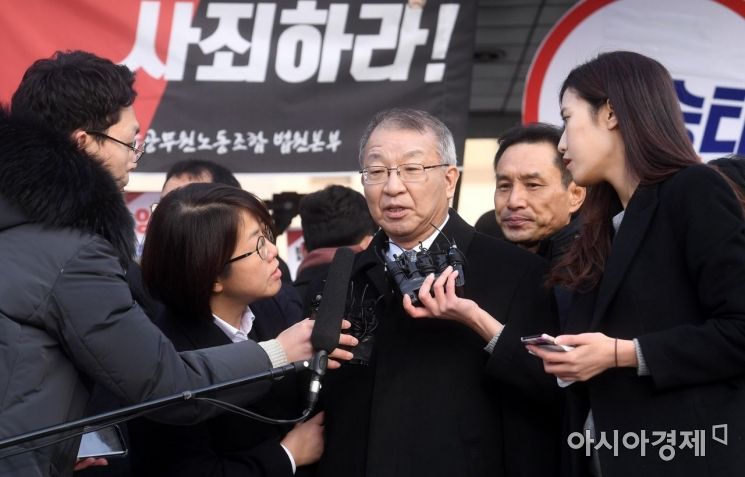 '사법농단' 사건과 직간접적으로 연루된 혐의를 받고 있는 양승태 전 대법원장이 피의자 신분으로 검찰에 출석한 11일 서울 서초구 대법원 정문 앞에서 열린 기자회견에서 취재진의 질문을 받고 있다./김현민 기자 kimhyun81@