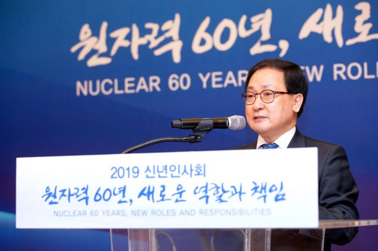유영민 장관이 11일 오전 서울 서초구 팔래스호텔 그랜드볼룸에서 열린 '2019 원자력계 신년인사회'에 참석해 신년사를 하고 있다.