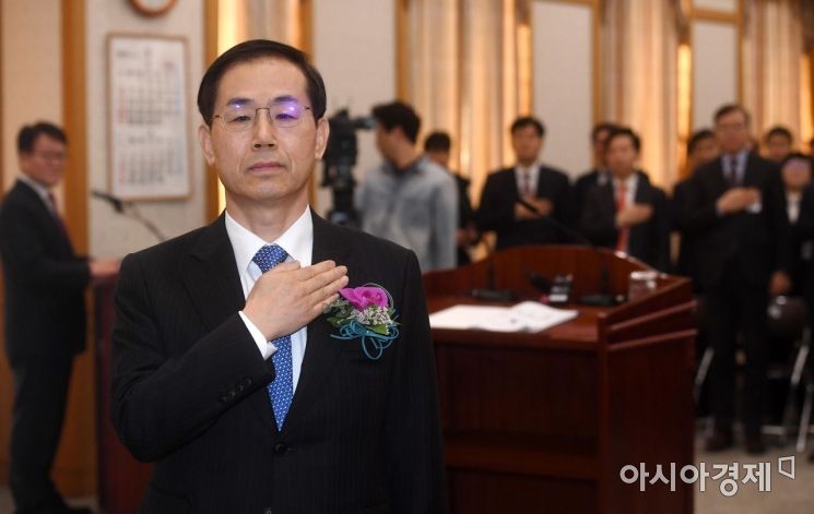 [포토] 국민의례하는 조재연 신임 법원행정처장