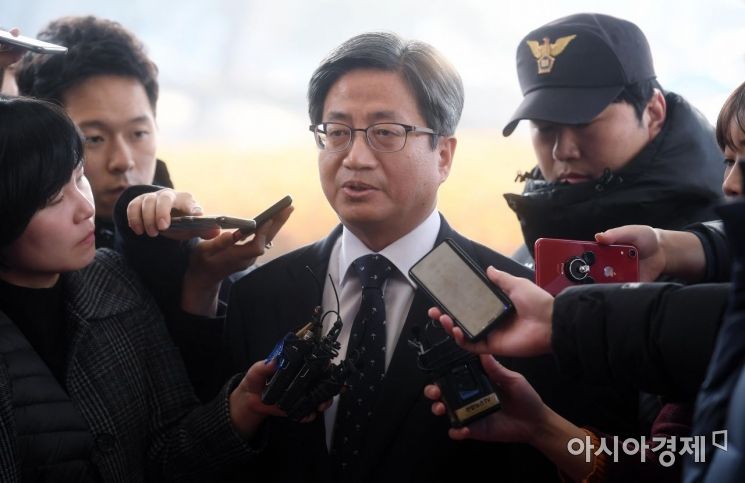 [포토] 기자들 질문 받는 김명수 대법원장