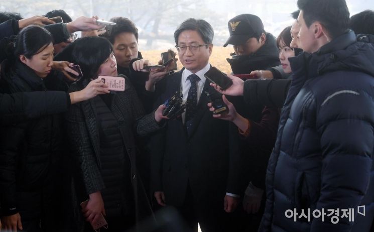 [포토] 취재진 질문 받는 김명수 대법원장