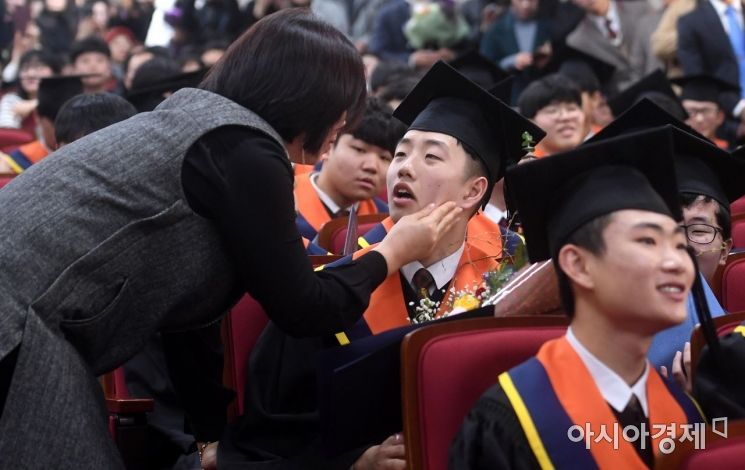 [포토] '우리 아들, 졸업 축하해~'