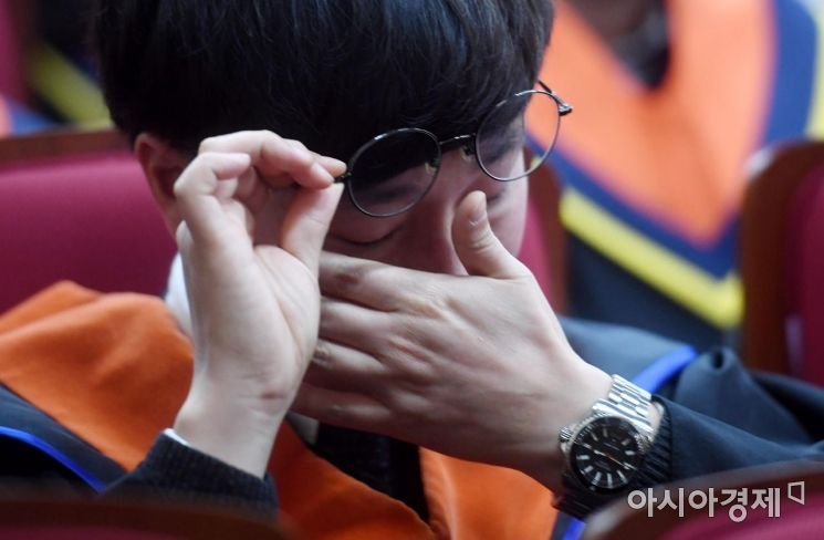 [포토] 눈물 훔치는 담임선생님