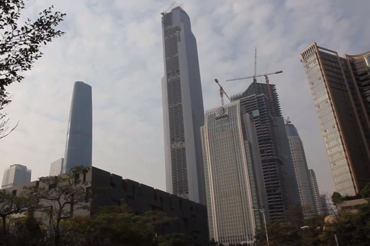 세계에서 가장 빠른 엘리베이터가 설치된 중국 광저우시 'CTF 광저우 금융센터'의 모습(가운데 제일 높은 건물). [사진=유튜브 화면캡처]