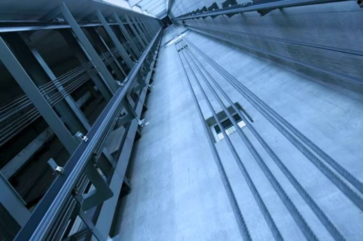 엘리베이터 타워 내부의 모습. 요즘 초고층 건물은 로프가 없이 엘리베이터가 자기부상열차처럼 움직입니다. 자기부상열차가 지면과 수평으로 달리는 것이 아닌 수직으로 오르내린다고 생각하면 이해가 쉽습니다. [사진=유튜브 화면캡처]