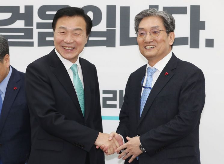 노영민, 여야 4당 대표 예방…與 "남북관계 진전" 野 "선거제 개혁"(종합)