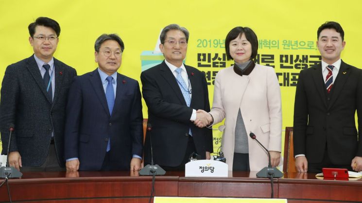 노영민, 여야 4당 대표 예방…與 "남북관계 진전" 野 "선거제 개혁"(종합)