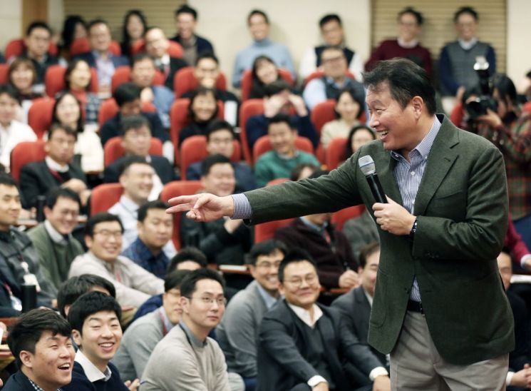 ▲최태원 SK그룹 회장이 지난 8일 서울 종로구에 위치한 SK서린빌딩에서 구성원  300여명이 모인 가운데 '행복 토크' 시간을 가졌다.