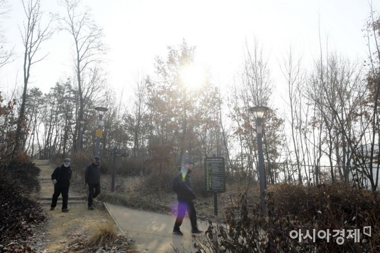 [포토]회색빛 하늘 아래 산책