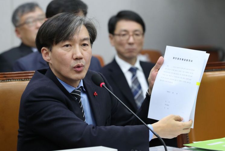 한국당 “‘불사조’ 조국 민정수석, 스스로 물러나야”
