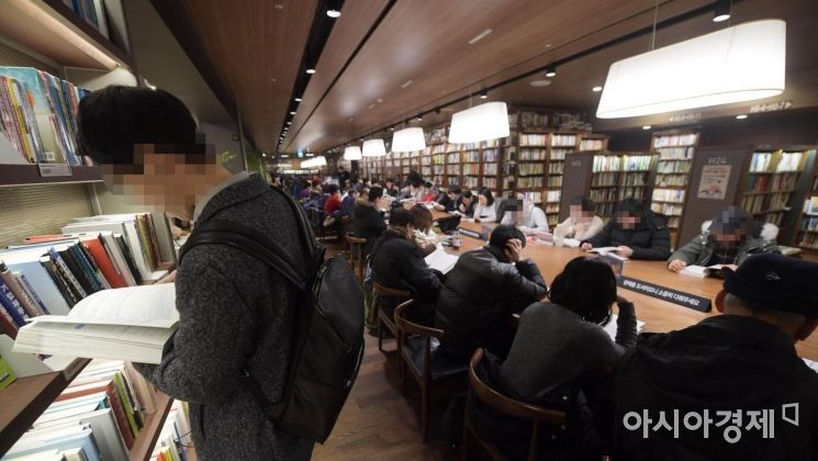 서울 교보문고 광화문점을 찾은 시민들이 독서를 하고 있다. /문호남 기자 munonam@