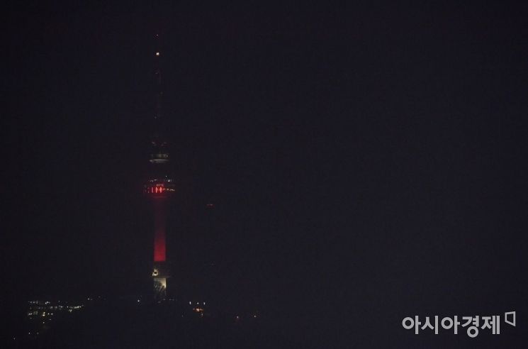 [포토]짙은 미세먼지에 남산타워 '빨간불'