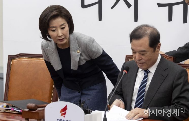 [포토] 자리에 앉는 나경원 원내대표