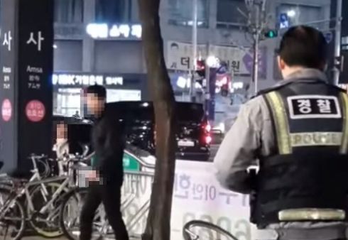 13일 오후 7시께 서울 지하철 암사역 3번 출구 앞 인도에서 A(19)군이 흉기를 들고 난동을 부리고 있다. 사진=유튜브 캡처