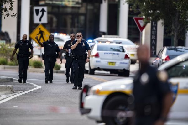 지난해 8월(현지시간)미국 플로리다 주의 잭슨빌에서 총격 사건이 발생해 통제하고 있는 경찰들의 모습.사진=AP연합뉴스