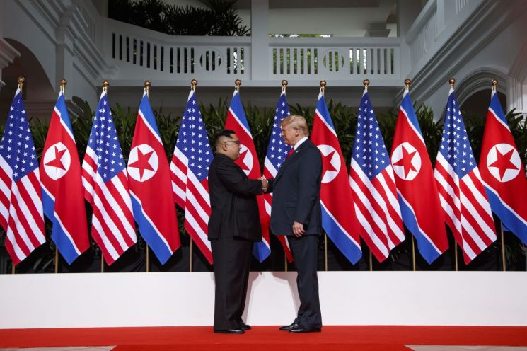 도널드 트럼프 미국 대통령(오른쪽)과 김정은 북한 국무위원장 <사진=AP연합> [이미지출처=AP연합뉴스]