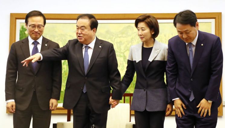 여야, 새해 첫 의장회동부터 충돌...나경원 "비서실장, 야당 무시하나" 