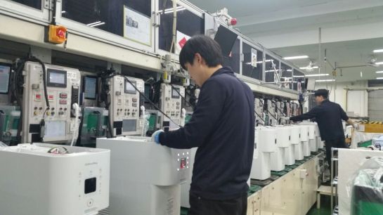 코웨이 유구공장 직원들이 시루직수 정수기 생산라인에서 제품 테스트를 하고 있다.