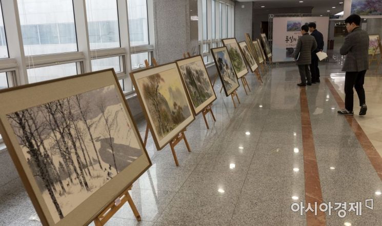 [포토] '통일의 봄은 오리라: 북한 작가 그림 전시회' 