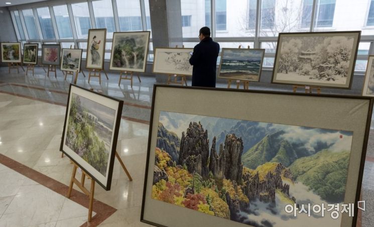 [포토] 北 작가들이 그린 '북한의 자연풍경' 전시회