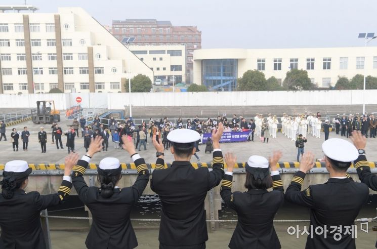 14일 한국 해군 순항훈련전단이 마지막 기항지인 중국 상해에 입항하고 있는 가운데, 73기 해군사관생도들이 중국 상해 오송항 부두에 모인 최영삼 주상하이총영사를 비롯한 중국 해군, 교민들을 향해 손을 흔들고 있다. (사진=해군)
