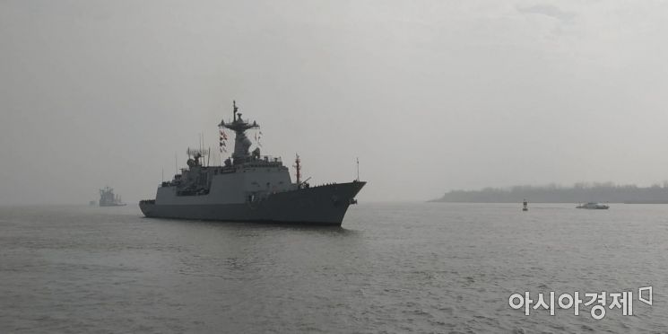 14일 한국 해군 순항훈련전단 충무공이순신함과 대청함이 마지막 기항지인 중국 상해에 입항하고 있다. (사진=해군)