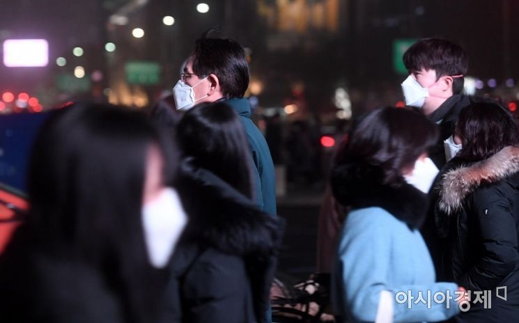 [포토] 고농도 미세먼지에 발길 재촉하는 퇴근길 시민들