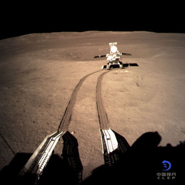 세계 최초로 달 뒤편에 착륙한 중국 창어 4호에서 분리된 탐사 로봇 '위투(옥토끼) 2호'가 달 뒷면에 역사적인 바퀴 자국을 남기며 이동하는 모습. [이미지출처=연합뉴스]