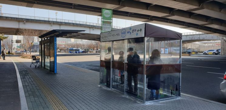 마포구, 버스정류장에 한파 대비 온기텐트 ‘마포 온기나루’ 설치