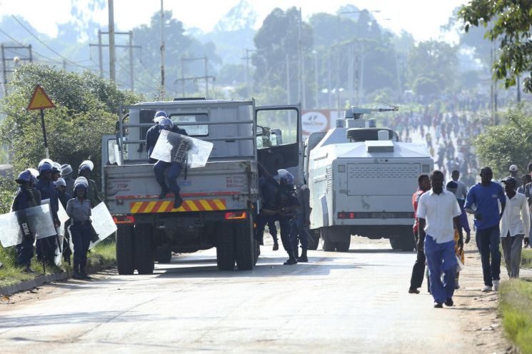 짐바브웨 연료값 2배 기습 인상에 항의폭동 