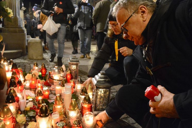 14일(현지시간) 폴란드 그단스크시에서 시민들이 파벨 아다모비치 시장의 죽음을 애도하고 있다. [이미지출처=연합뉴스]