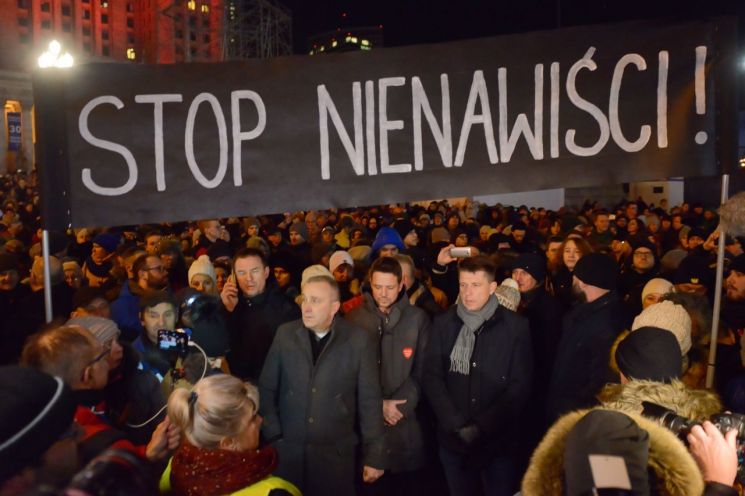 14일(현지시간) 폴란드의 수도 바르샤바에서 시민들이 파벨 아다모비치 폴란드 그단스크 시장의 피습사건에 반대하는 침묵시위를 하고 있다. [이미지출처=EPA연합뉴스]