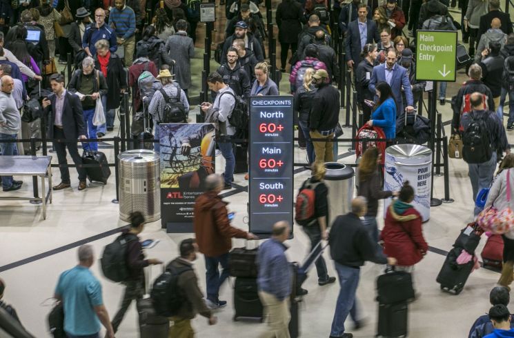 '셧다운 24일째'…美공항 보안검색 최악의 지연사태